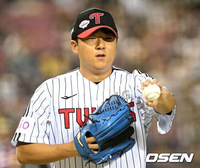 [OSEN=잠실, 이대선 기자] 14일 오후 서울 잠실야구장에서 2025 신한 SOL Bank KBO리그 LG 트윈스와 키움 히어로즈의 경기가 열렸다.LG는 송승기, 키움은 로젠버그를 선발 투수로 내세웠다.5회초 2사 1,2루에서 키움 카디네스를 플라이로 처리한 LG 송승기가 더그아웃으로 가며 김현수와 하이파이브를 하고 있다. 2025.05.14 /sunday@osen.co.kr