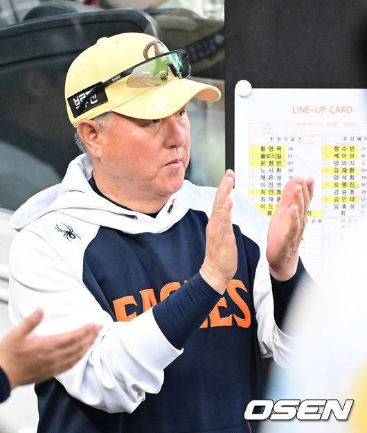 [OSEN=대전, 김성락 기자] 13일 대전 한화생명볼파크에서 ‘2025 신한 SOL Bank KBO리그’ 한화 이글스와 두산 베어스의 경기가 열렸다.이날 한화는 류현진, 두산은 최원준을 선발로 내세웠다.3회말 한화 김경문 감독이 박수를 치고 있다. 2025.05.13 / ksl0919@osen.co.kr