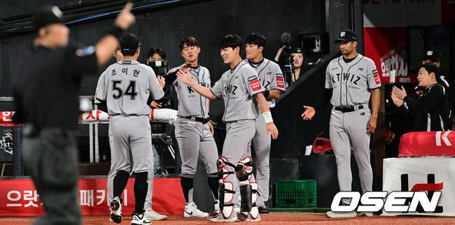 [OSEN=수원, 조은정 기자]20일 오후 수원 KT위즈파크에서 2025 신한 SOL Bank KBO리그 KT 위즈와 KIA 타이거즈의 경기가 열렸다.이날 홈팀 KT는 조이현을, 방문팀 KIA는 윤영철을 선발투수로 내세웠다.6회초 1사 2루 KT 조이현이 교체되고 있다. 2025.05.20 /cej@osen.co.kr