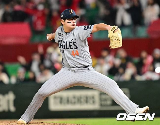 [OSEN=인천, 김성락 기자] 15일 오후 인천 미추홀구 SSG 랜더스 필드에서 ‘2025 신한 SOL BANK KBO리그’ SSG 랜더스와 한화 이글스의 경기가 열렸다.이날 SSG는 앤더슨을, 한화는 폰세를 선발투수로 내세웠다. 9회말 한화 김서현이 마운드에 올라 힘차게 공을 뿌리고 있다. 2025.04.15 / ksl0919@osen.co.kr