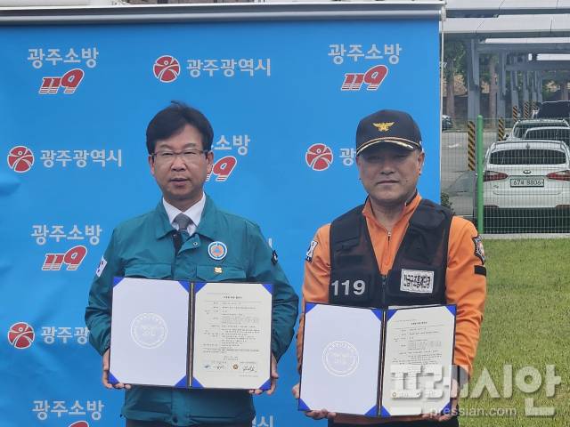 ▲20일 광주 광산구 금호타이어 광주공장에서 박병20일 광주 광산구 금호타이어 광주공장에서 박병규 광산구청장이 김관호 광산소방서장으로부터 소방지휘권을 이양받았다.2025.05.20ⓒ프레시안(김보현)