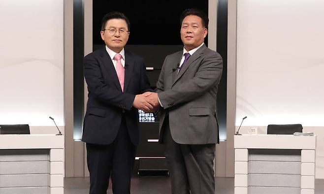 무소속 황교안(왼쪽), 송진호 대선 후보가 19일 서울 마포구 상암동 SBS 프리즘센터 스튜디오에서 열린 제21대 대선 초청 외 후보자 토론회 시작에 앞서 기념촬영을 하고 있다. 중앙선거방송토론위원회 제공