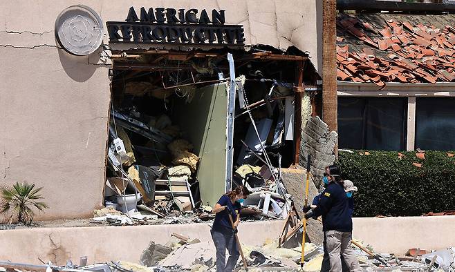 18일(현지시간) 미국 캘리포니아주 팜스프링에서 연방수사국(FBI) 관계자들이 전날 일어난 난임클리닉 테러 사건 현장을 조사하고 있다. 팜스프링=로이터연합뉴스