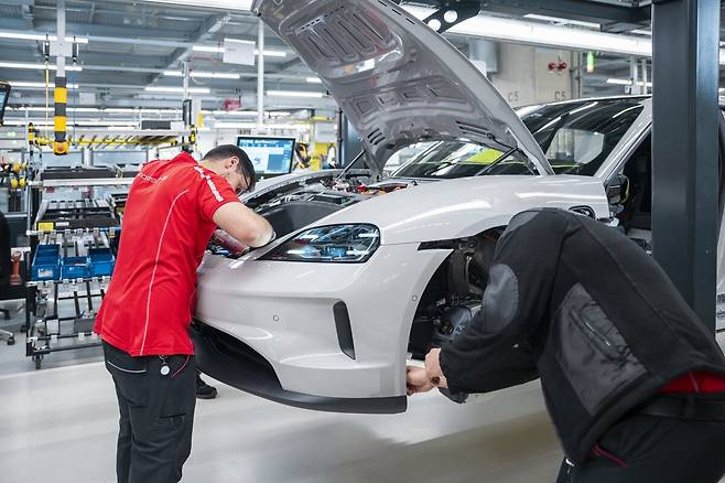 주펜하우젠 공장에서 차량 부품을 조립하는 모습.&nbsp;포르셰 제공