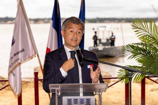 &nbsp;제랄드 다르마냉 프랑스 법무부 장관이 18일(현지시간) 남미의 프랑스령 기아나&nbsp;생로랑 뒤 마로니 지역을 방문해 주민들에게 연설하고 있다. 프랑스 정부는 이 지역에 2028년 준공을 목표로 마약 밀매업자, 이슬람 무장 단체 조직원 등 중범죄자 500명 수용이 가능한 교도소를 짓겠다는 방침이다. AFP연합뉴스