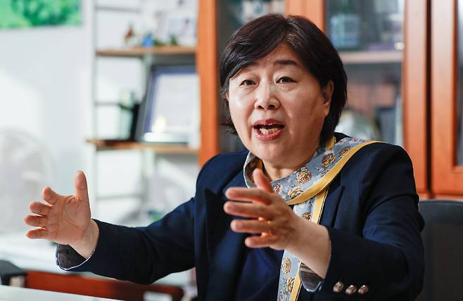 더불어민주당 중앙선거대책위원회 서영교 인구미래위원장이 지난 14일 서울 여의도 국회 의원회관에서 진행한 인터뷰에서 인구 문제 해결을 위한 방향성을 제시하고 있다.최상수 기자