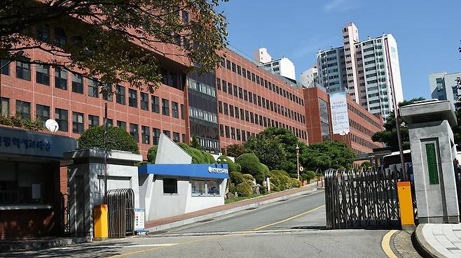 부산시교육청 소속 공무원이 8억원대 공금을 횡령해 스포츠 도박으로 탕진한 사실이 뒤늦게 드러났다. 사진은 부산교육청 전경이다. 부산교육청 제공