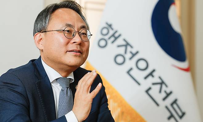 지난해 12·3 비상계엄 사태 이후 약 6개월 동안 행정안전부를 이끌고 있는 고기동 행안부 차관은 “장관 직무대행을 맡은 이후 줄곧 직원들에게 ‘있어야 할 곳에서 해야 할 일을 성실히 해달라’고 당부하고 있다”며 각종 재해·재난 상황과 선거관리 지원, 차기 정부 조직개편 등 현안에 있어 “국민 안녕을 위해 겸손한 자세로 행안부에 맡겨진 역할을 성실히 수행하겠다”고 강조한다. 최상수 기자