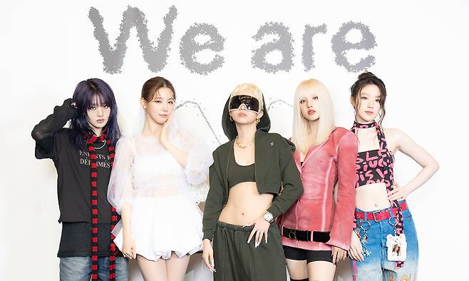 그룹 아이들의 멤버 민니(왼쪽부터), 미연, 소연, 우기, 슈화가 지난 19일 서울 강남구 조선 팰리스 호텔에서 열린 미니 8집 ‘위 아(We are)’ 기자간담회에서 포즈를 취하고 있다. 큐브엔터테인먼트 제공
