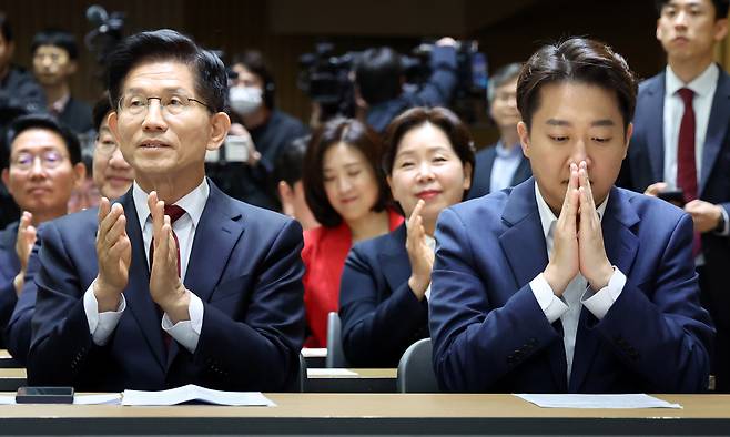 김문수 국민의힘 대선 후보(왼쪽), 이준석 개혁신당 대선 후보가 지난 19일 서울 중구 서울시청에서 열린 '약자와 동행하는 서울' 토론회에 참석해 박수를 치고 있다. 뉴시스
