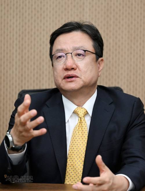 이성엽 고려대 기술경영전문대학원 교수는 서울신문과의 인터뷰에서 “SKT는 6개월 전 정부의 정보보호관리체계 인증을 받았는데도 해킹 사태를 막지 못했다”며 “정보보호 인증기준을 업그레이드하고, 고도화되는 해킹 대응 보안 능력을 지속적으로 강화해야 한다”고 말했다.  도준석 전문기자