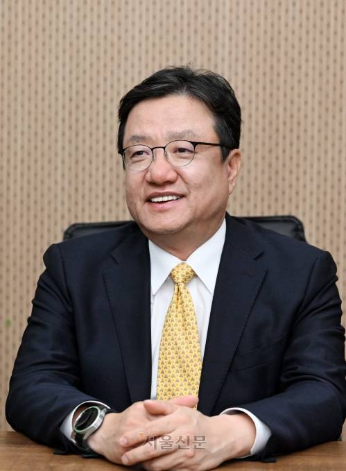 이성엽 기술경영전문대학원 교수는 서울신문과 만나 “최근 선보인 생성형 인공지능(AI)을 활용해 해킹 조직의 정보취약점을 찾아내고 이를 범죄에 악용하는 사이버 범죄가 늘고 있다”며 “공공기관 등에서는 챗GPT 사용 시 정보유출 가능성을 염두에 두고 사이버 보안 대응체계를 갖춰야 한다”고 말했다.  도준석 전문기자