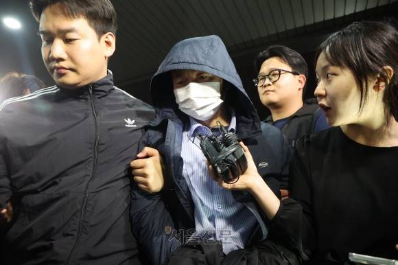 경찰, 시흥 흉기사건 용의자 차철남 검거 - 시흥 흉기사건의 용의자인 차철남이 19일 검거돼 경기 시흥경찰서로 압송되고 있다. 차철남은 이달 시흥시 정왕동 소재 자기 집 등에서 2명을 살해하고, 이날 인근의 편의점 주인과 자기집 건물주 등 2명을 흉기로 찔러 다치게 한 혐의를 받고 있다. 2025.5.19  연합뉴스