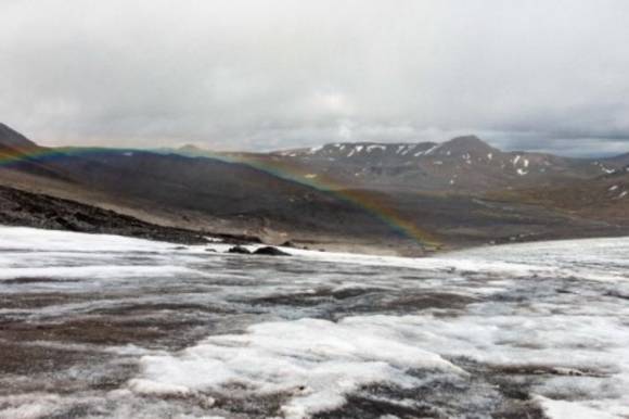 아이슬란드 랑요르 지역 만년설의 모습. 산업화 이전 대비 1.5도 상승이 당장 멈추더라도 전 세계 빙하 손실은 계속되고, 원상복구까지는 수 세기가 걸릴 것이라는 예측이 나왔다.  오스트리아 인스부르크대 제공