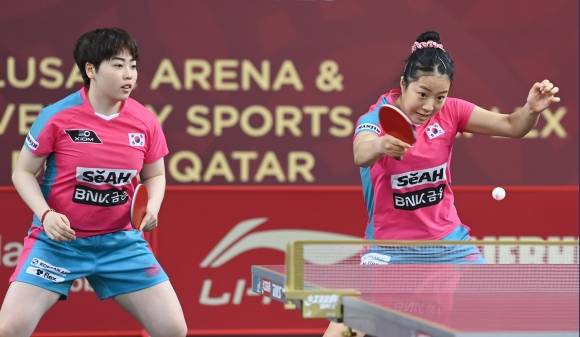 신유빈(오른쪽), 유한나가 20일(한국시간) 카타르 도하 카타르대학교 스포츠 컴플렉스에서 열린 2025 국제탁구연맹(ITTF) 세계선수권대회 여자복식 32강 조르지나 포타(헝가리), 드 누트(룩셈부르크) 조와 경기를 펼치고 있다. 사진공동취재단