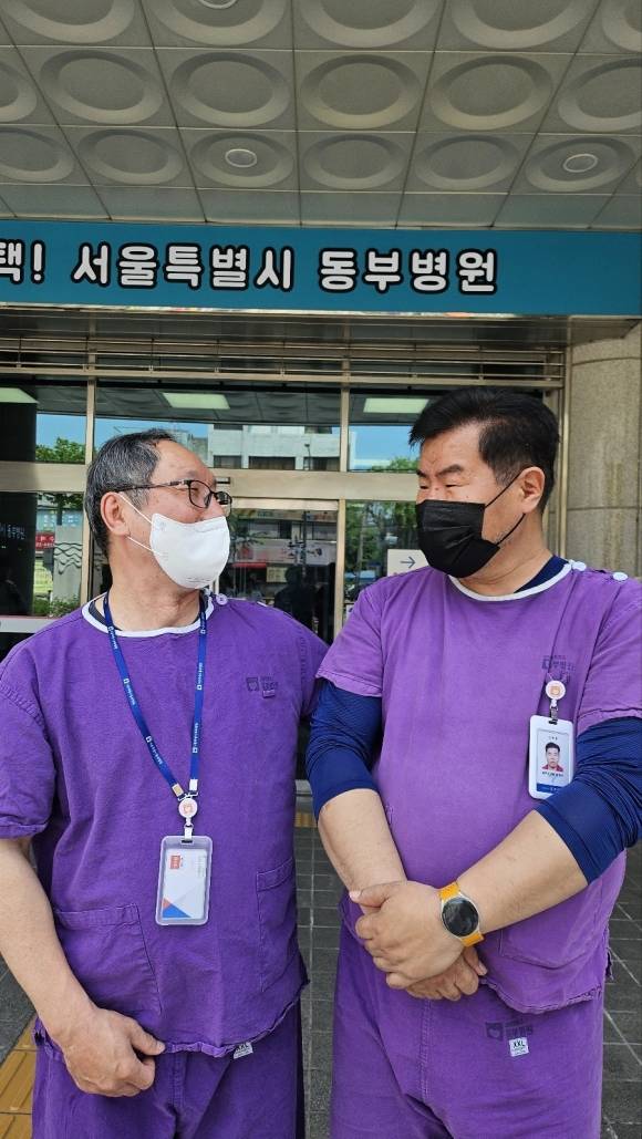 서울시 동부병원 노숙인 공공일자리에서 일하고 있는 강모(왼쪽)과 윤모씨가 마주보고 웃고 있다. 서울시 제공