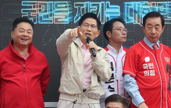 국민의힘 김문수 대선후보가 20일 오후 서울 강서구 남부골목시장 입구에 마련된 유세차량에 올라 연설을 하고 있다. 2025.5.20 안주영 전문기자