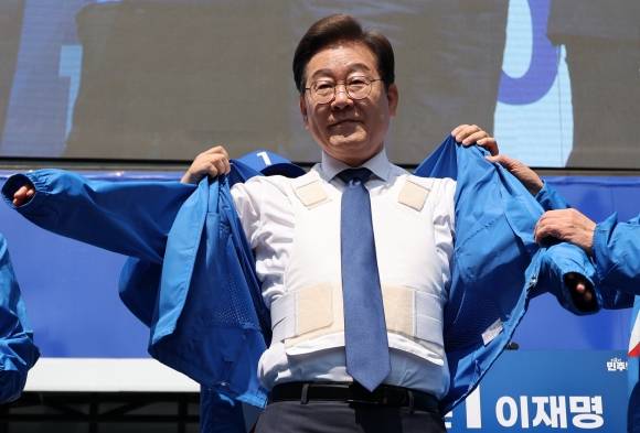 이재명 더불어민주당 대선 후보가 6·3 대통령선거 공식 선거운동 첫날인 12일 서울 광화문 청계광장에서 열린 중앙선대위 출정식 및 첫 유세에서 방탄복 위에 선대위 점퍼를 입고 있다. 2025.5.12 연합뉴스