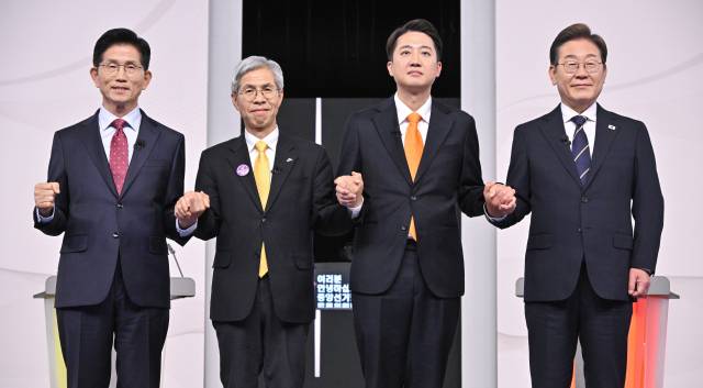 국민의힘 김문수(왼쪽부터)·민주노동당 권영국·개혁신당 이준석·더불어민주당 이재명 후보가 18일 제21대 대선 1차 후보자 토론회에 앞서 기념 촬영을 하고 있다. 연합뉴스