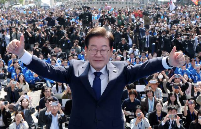 이재명 더불어민주당 대선 후보가 12일 서울 종로구 청계광장에서 출정식 성격의 '빛의 혁명' 유세를 하며 공식 선거운동을 시작하고 있다. 오승현 기자 2025.05.12