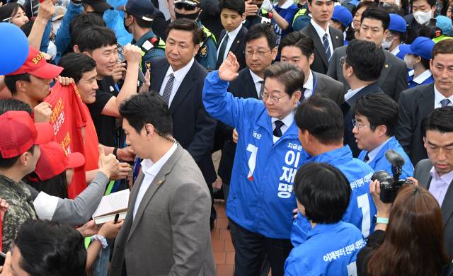 이재명 더불어민주당 대선 후보가 13일 경북 포항시 포항시청 광장에서 해병전우회와 인사하고 있다. 포항=오승현 기자 2025.05.13