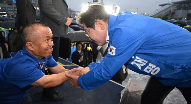 이재명 더불어민주당 대선 후보가 16일 전북 정읍시 정읍역 광장에서 찬조연설을 했던 시민과 인사하고 있다. 정읍=오승현 기자 2025.05.16