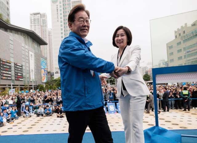 이재명 더불어민주당 대선 후보가 19일 서울 영등포구 타임스퀘어 광장에서 이 후보 지지 선언을 한 허은아 전 개혁신당 대표와 손을 맞잡고 있다. 오승현 기자 2025.05.19