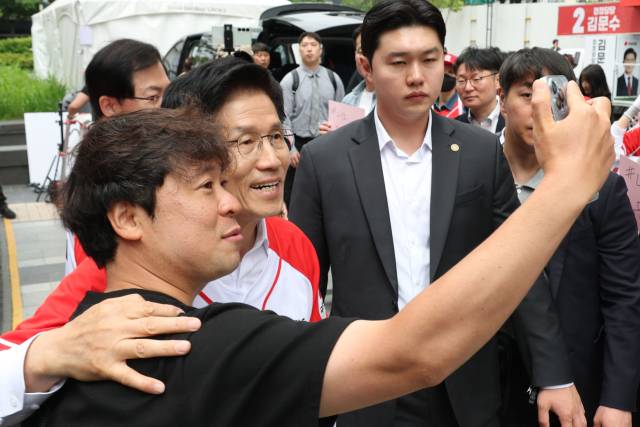 김문수 국민의힘 대선 후보가 19일 서울 중구 청계광장에서 "청년이 바라는 대한민국" 정책공약 발표를 마친 후 한 시민과 사진을 찍고 있다. 오승현 기자
