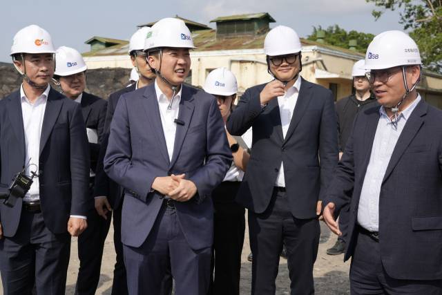 이준석 개혁신당 대선 후보가 19일 광주 북구에 위치한 복합쇼핑몰 ‘더현대 광주’ 부지를 찾아 대화하고 있다. 사진제공=이준석 캠프