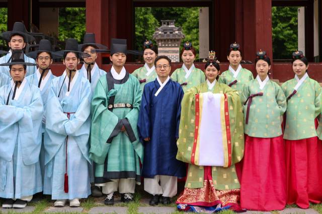 19일 성년을 맞이한 한국전통문화대 학생들이 전통복식 차림으로 기념촬영하고 있다. 사진 제공=국가유산청