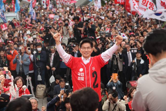 김문수 국민의힘 대선 후보가 19일 서울 중구 서울역 광장에서 유세를 하고 있다. 뉴스1