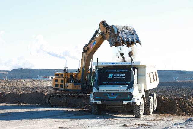 중국 네이멍구 후룬베이얼의 이민 탄광에서 작업 중인 화웨이 무인 전기 광산트럭. 출처=화웨이