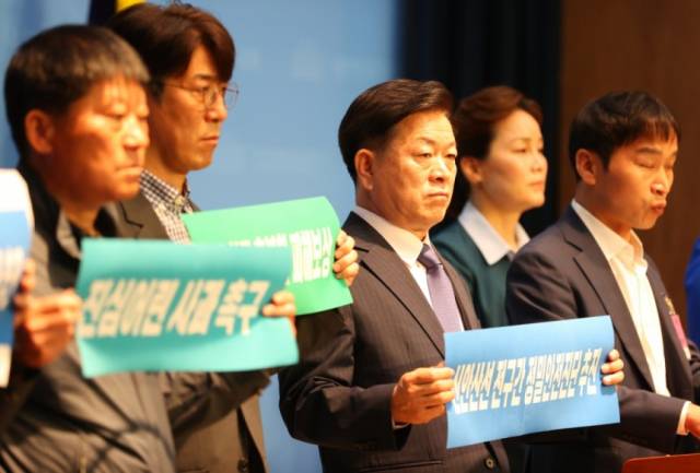 박승원 광명시장(가운데)이 20일 오전 국회 소통관 브리핑룸에서 정부와 포스코이앤씨를 상대로 보상 및 안전대책 마련을 촉구하는 기자회견에 참여했다. 사진 제공=광명시