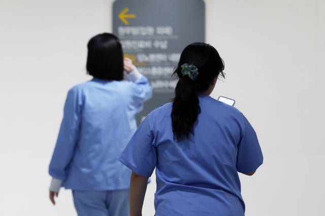올 3월 서울 시내 한 대형병원에서 간호사들이 발걸음을 옮기고 있다. 의정갈등으로 전공의들이 대거 이탈하면서 상급종합병원들이 수술, 입원 건수 감소 등을 이유로 신규 간호사 채용을 최소화하고 있다. 보건복지부와 한국간호대학장협의회가 19개 간호대학을 상대로 진행한 '간호대학 졸업생 취업현황 조사 결과'에 따르면 올해 졸업하는 간호대 졸업생의 취업률은 약 34%(졸업생 1707명 중 578명)에 그쳤다. 이는 지난 79.1%, 2023년 81.9%와 비교하면 절반에도 못 미치는 셈이다. 뉴스1