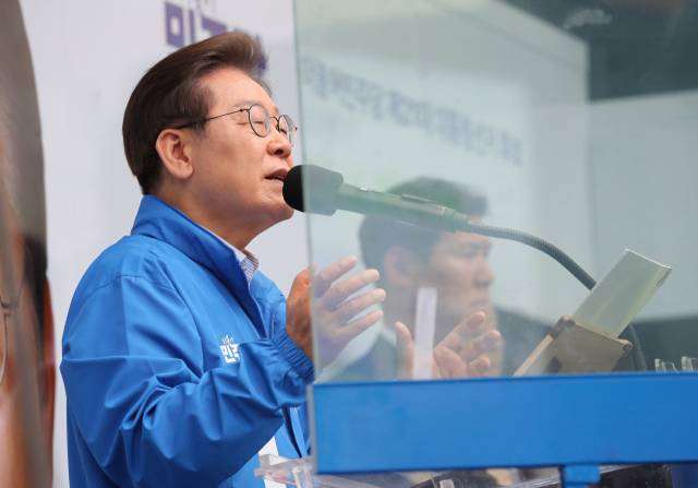 이재명 더불어민주당 대선 후보가 제21대 대통령선거 재외국민투표가 시작된 20일 경기 의정부시 태조이성계상 앞에서 지지를 호소하고 있다. 의정부=오승현 기자