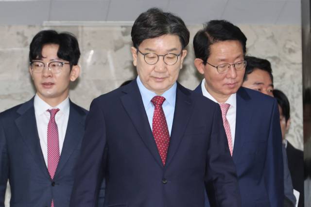 국민의힘 권성동 원내대표가 9일 서울 여의도 국회에서 열린 원내대책회의에 참석하고 있다. 연합뉴스