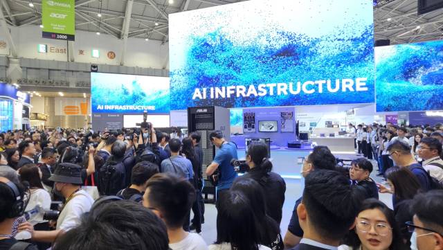 대만 타이페이에서 20일 열린 아시아 최대 정보기술(IT) 전시회 ‘컴퓨텍스 2025’에 참가한 에이수스 부스 앞에 참관객들이 인산인해를 이루고 있다.타이페이=허진