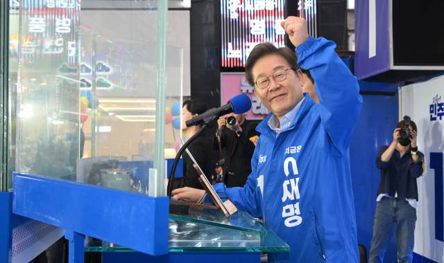 이재명 더불어민주당 대선 후보가 제21대 대통령선거 재외국민투표가 시작된 20일 경기 김포시 구래역 문화의 거리에서 지지를 호소하고 있다.김포=오승현 기자