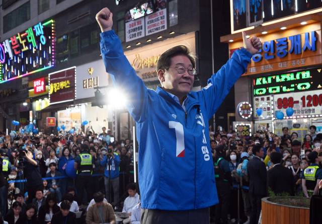 이재명 더불어민주당 대선 후보가 제21대 대통령선거 재외국민투표가 시작된 20일 경기 김포시 구래역 문화의 거리에서 지지를 호소하고 있다.김포=오승현 기자