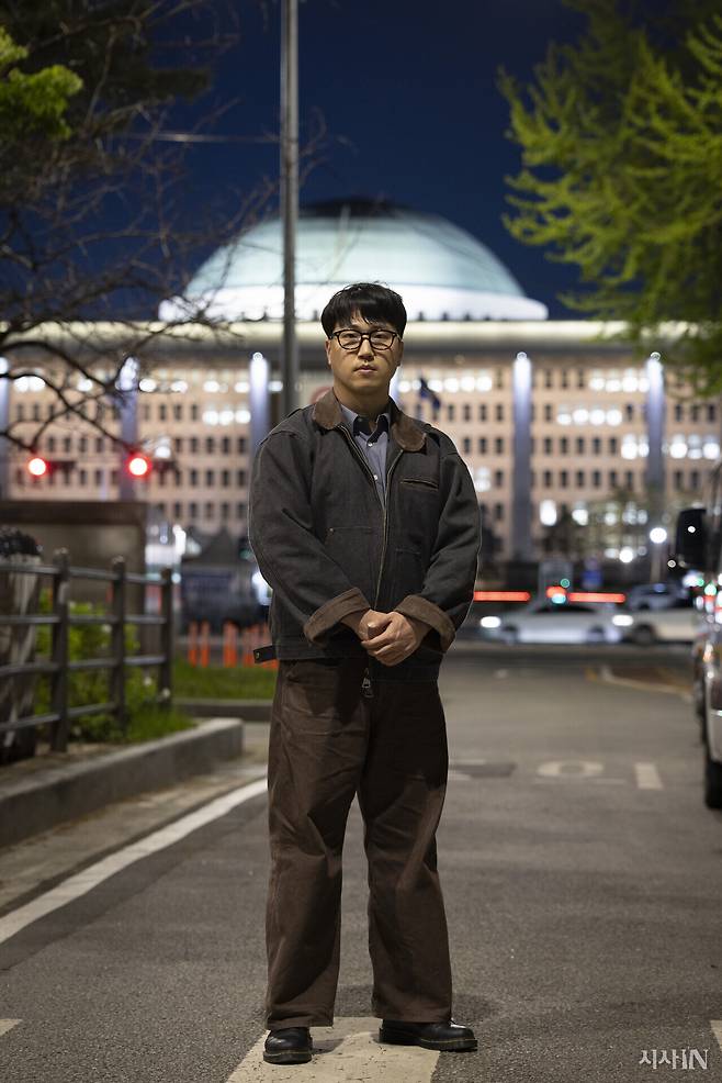 2024년 12월3일 국회 앞에서 군용차를 막은 김동현씨는 1980년 5월과 달리 아무도 죽지 않은 탄핵집회를 기적처럼 생각한다. ⓒ시사IN 이명익