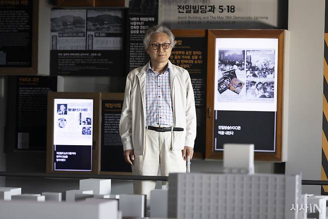 김태윤씨가 전일빌딩에 전시된 45년 전 광주시내 축소모형 앞에 서있다. 김씨는 지금도 45년 전 광주 일대 지도가 훤히 떠오른다고 말한다. ⓒ시사IN 이명익