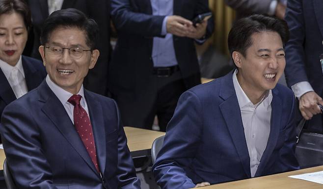 김문수 국민의힘 대선후보와 이준석 개혁신당 대선후보가 19일 서울 중구 서울시청에서 열린 '약자와 동행하는 서울 토론회'에 참석해 내빈들과 인사하고 있다. ⓒ연합뉴스