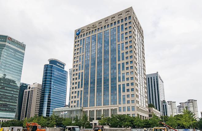 금융감독원은 지난달 해킹 사고가 발생한 법인보험대리점(GA) 2곳에서 고객 및 임직원 1000여 명의 개인정보가 유출된 것으로 확인됐다고 20일 밝혔다. 사진은 서울 여의도에 위치한 금융감독원 건물 전경 ⓒ연합뉴스