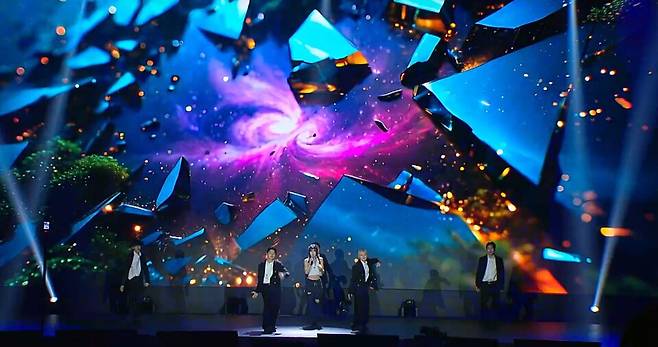 지난 14일 'AWS 서밋 서울 2025' 기조연설을 앞두고 펼쳐진 '컨트롤 유' 무대에서 여성 가창자가 수퍼톤이 만든 남성의 AI 보이스와 함께 노래 부르고 있다. (사진 출처: AWS)