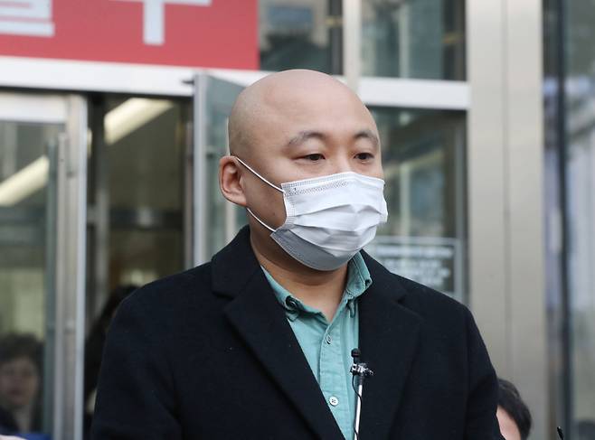 웹툰작가 주호민씨가 2024년 2월1일 경기 수원시 영통구 수원지방법원에서 열린 특수교사 A씨의 아동학대처벌법 위반 등 혐의 1심 선고공판을 지켜본 후 취재진 질문에 답하고 있다. ⓒ 연합뉴스