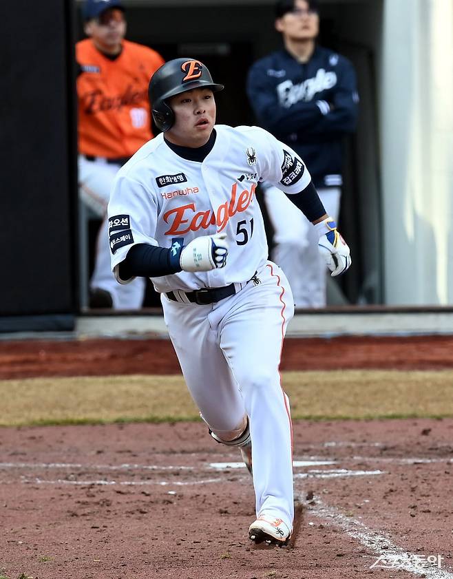 올 시즌 초반 지명타자로 선발 라인업에 주로 이름을 올렸던  한화 문현빈이 김경문 감독으로부터 새로운 역할을 부여 받았다. 당분간 좌익수로 나서면서 팀 화력을 끌어 올릴 예정이다. 시즌 초반 홈런포로 팀 연패를 끊었던 문현빈의 공격력이 다시 한 번 더 한화에 활력을 공급할지 관심이 집중된다. 스포츠동아DB