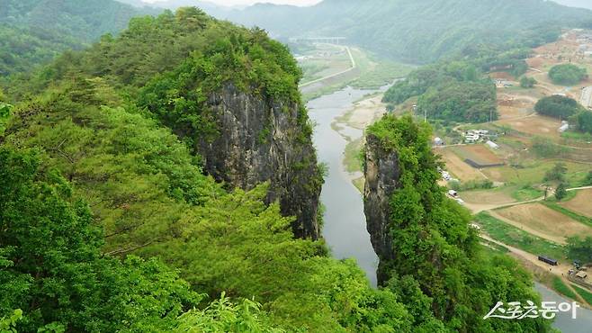 굽이쳐 흐르는 서강을 내려다보는 영월의 절경 선돌. 높이 70m 정도의 바위로 신선암(神仙岩)이라고도 한다    평창·영월｜김재범 기자 oldfield@donga.com