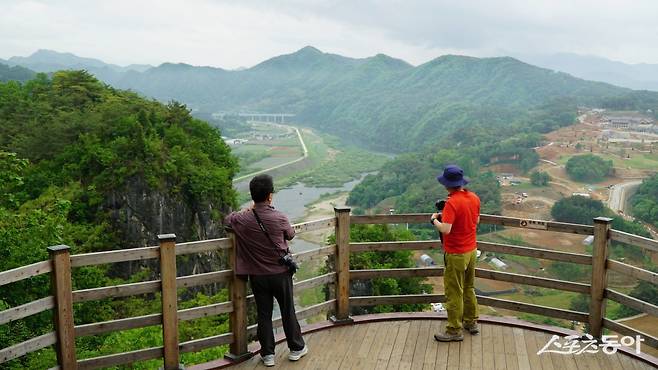 선돌과 그 아래 흐르는 서강이 한눈에 보이는 전망대.  단종이 영월 청령포로 유배가던 도중 보고 “우뚝 서 있는 것이 마치 신선 같다”고 말해 ‘선돌’로 이름이 지어졌다는 전설이 있다                 평창·영월｜김재범 기자 oldfield@donga.com
