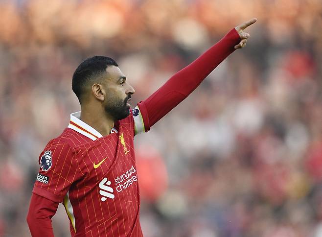 모하메드 살라흐가 20일 영국 브라이턴에서 열린 프리미어리그 브라이턴 앤 호브 앨비언전에서 손가락으로 뭔가를 가르치고 있다. 로이터