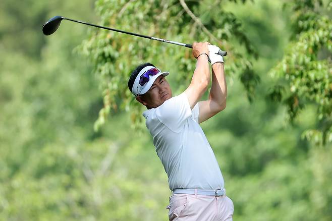 양용은이 지난 18일(현지시간) 열린 미국프로골프(PGA) 챔피언스 투어 리전스 트러디션 최종 라운드 2번 홀에서 티샷을 하고 있다. 게티이미지코리아